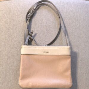 ☀️ 3/$10 🎀Nine West Gray and Pink Crossbody